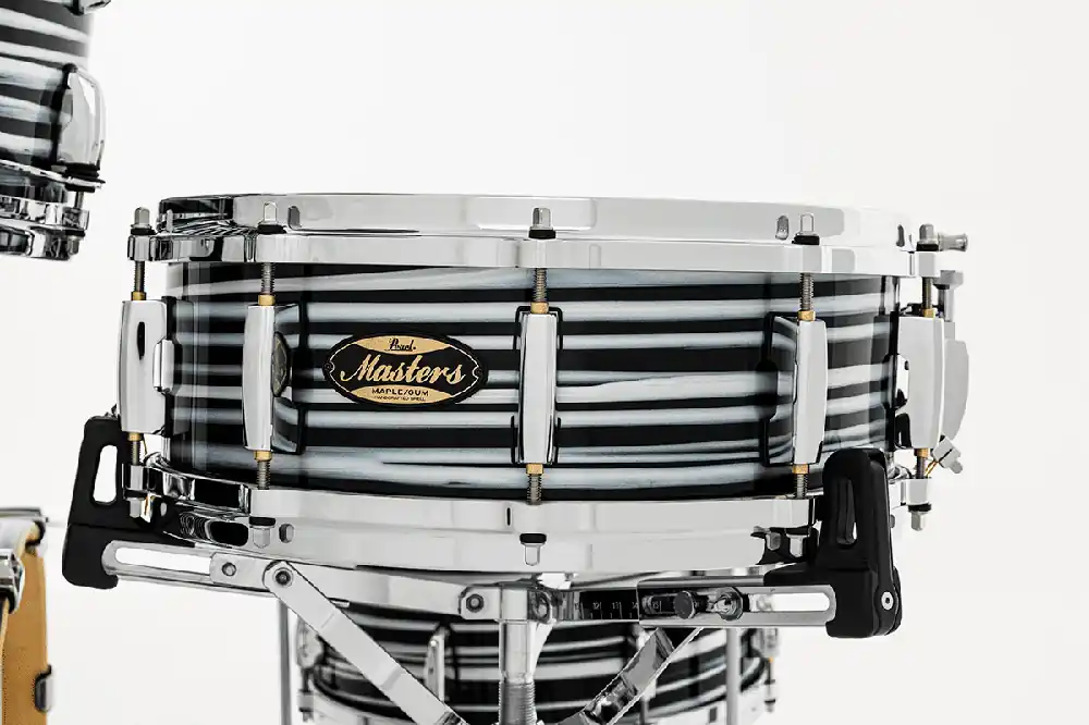 Promotion Saisonnière Pearl Drums Masters Maple Gum Black Oyster Swirl